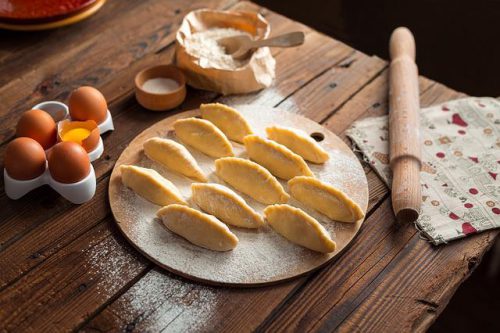 Tradycyjne polskie pierogi – sekret ciasta i farszu